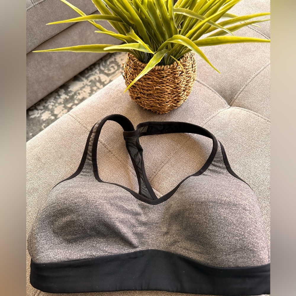 Lululemon sport bra size M